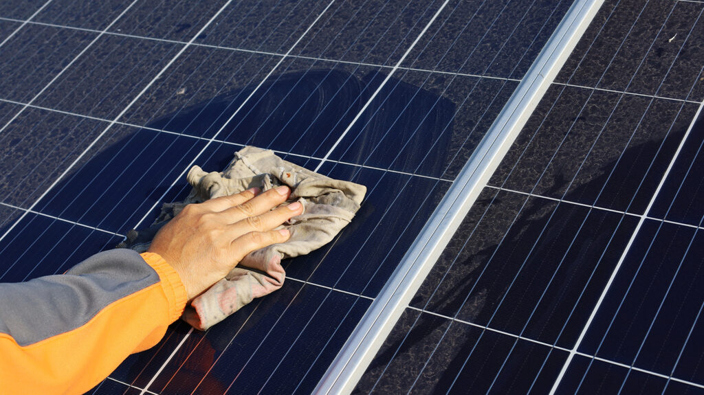 zonnepanelen poetsen