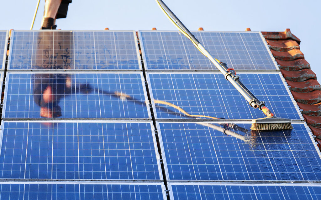 zonnepanelen reinigen borstel